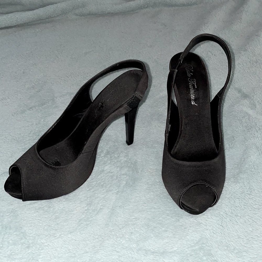 Lulu Townsend 4” black heels